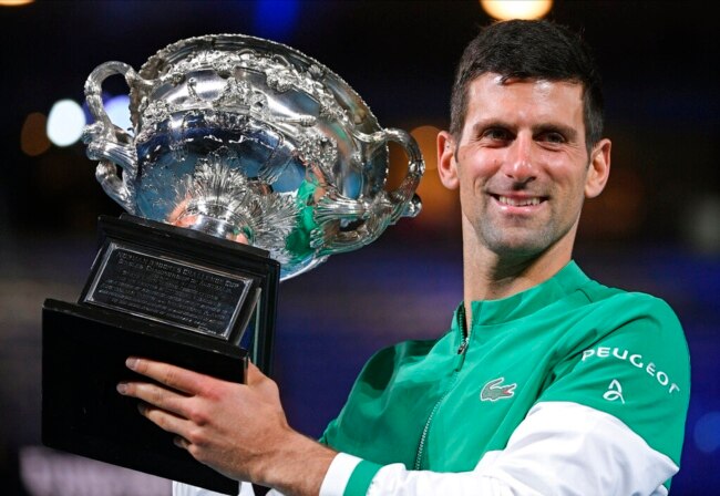 Novak Djokovic, juara tunggal putra Australia Terbuka tahun lalu, mengaku terjangkit virus corona pada awal bulan Desember lalu (foto: dok).