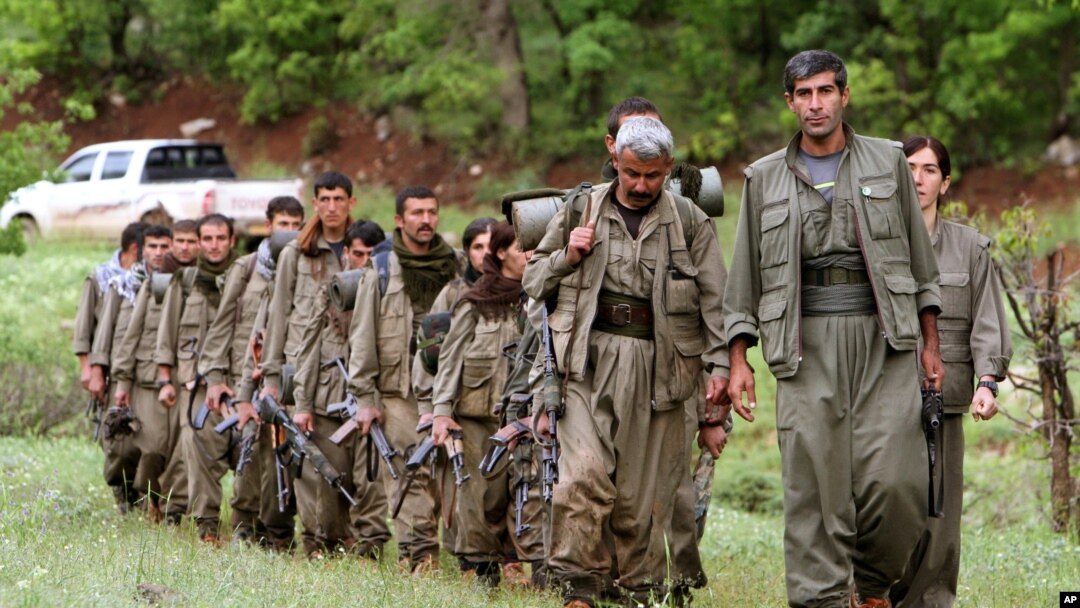 Hàng trăm chiến binh người Kurd - nhiều người trong số đó là thành viên của Đảng PKK, là đảng đòi ly khai bị cấm hoạt động ở Thổ Nhĩ Kỳ - đã tới Syria để chống lại nhóm Nhà nước Hồi giáo.
