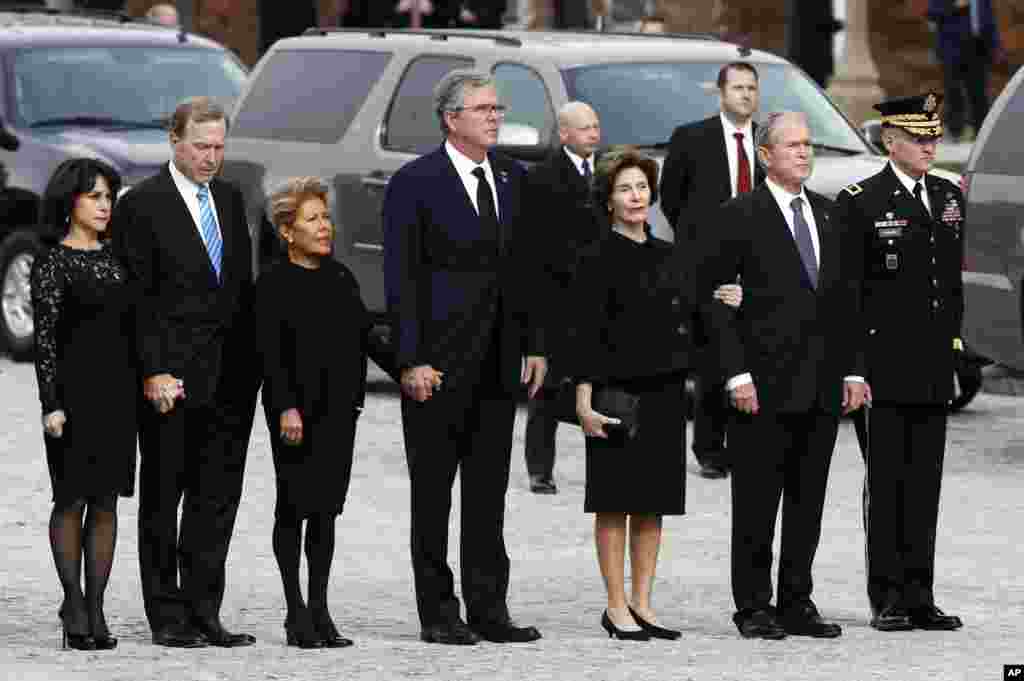 Desde la izquierda, María y su esposo Neil Bush, Columba Bush, el exgobernador de Florida Jeb Bush, la exprimera dama Laura Bush y el expresidente George W. Bush llegan para el funeral de estado del expresidente George H.W. Bush en la Catedral Nacional de Washington, el 5 de diciembre de 2018.