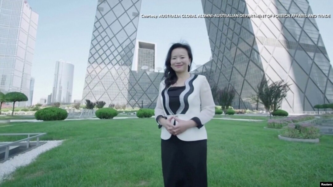 澳籍華裔主持人成蕾在北京CCTV大樓前