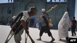 Một người đàn ông quét dọn tại đền thờ Imam Ali ở Mazar-i-Sharif, phía bắc tỉnh Balkh, Afghanistan