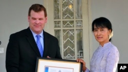 ကနေဒါ နိုင်ငံခြားရေး ဝန်ကြီး John Baird က ၂၀၁၂ ခုနှစ်မှာ မြန်မာနိုင်ငံကို လာရောက်ပြီး ဂုဏ်ထူးဆောင် ကနေဒါ နိုင်ငံသား လက်မှတ်ကို ဒေါ်အောင်ဆန်းစုကြည်ကို ပေးအပ်။ 
