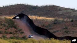 امریکی ریاست ایریزونا کے ساتھ واقع میکسیکو کی سرحد پر امریکی بارڈر پیٹرول کے اہلکار گشت کر رہے ہیں۔ امریکہ میکسیکو سرحد کے کئی مقامات پر پہلے سے دیوار یا باڑ موجود ہے لیکن صدر ٹرمپ باقی ماندہ حصوں پر بھی دیوار کی تعمیر چاہتے ہیں۔