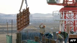 지난 2017년 몽골 수도 울란바토르 인근 건설현장에서 북한 노동자들이 일하고 있다. (자료사진)