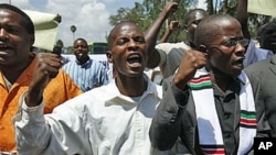 A handful of anti-corruption demonstrators hold a chain during a protest in downtown Nairobi, 17 Feb 2010 (file photo)