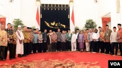 Presiden Jokowi didampingi Wapres Jusuf Kalla bersama para tokoh agama di Istana Negara Jakarta, Kamis malam, 23 juli 2015 (VOA/Andylala).