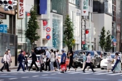 Para pejalan kaki di sekitar pusat perbelanjaan Ginza di tengah pandemi COVID-19 di Tokyo, Jepang, 5 Agustus 2021. (REUTERS/Androniki Christodoulou)
