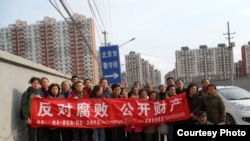 在京访民到北京第一看守所声援被关押的侯欣。(网民提供)