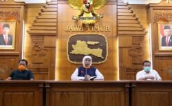 Gubernur Jawa Timur Khofifah Indar Parawansa memberikan keterangan pers terkait pemberian penghargaan bagi tenaga medis yang menangani pasien corona (Foto: VOA/ Petrus Riski)