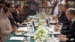 Pakistan's Foreign Minister Hina Rabbani Khar, left, holds talks with her Russian counterpart Sergey Lavrov in Islamabad, Pakistan, October 4, 2012. 