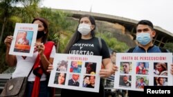 Las personas protestan frente a la sede del Servicio Bolivariano de Inteligencia Nacional (SEBIN), buscando la libertad de los presos políticos durante la visita del Fiscal de la Corte Penal Internacional Karim Khan, en Caracas, Venezuela, el 3 de noviembre de 2021. 