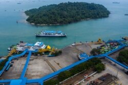 Pemandangan kosong Pelabuhan Merak pada hari pertama larangan perjalanan nasional saat Indonesia menghentikan perjalanan laut, darat, udara, dan kereta api dari 6 hingga 17 Mei untuk perayaan Idul Fitri di Banten, 6 Mei 2021. (Foto: Antara/Galih