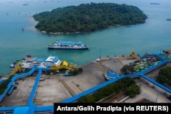Pemandangan kosong Pelabuhan Merak pada hari pertama larangan perjalanan nasional saat Indonesia menghentikan perjalanan laut, darat, udara, dan kereta api dari 6 hingga 17 Mei untuk perayaan Idul Fitri di Banten, 6 Mei 2021. (Foto: Antara/Galih