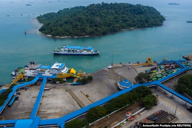 Pemandangan udara pelabuhan Merak yang tampak kosong pada hari pertama larangan mudik Idul Fitri yang berlaku 6-17 Mei di Banten, 6 Mei 2021. (Foto: Galih/Antara Foto)