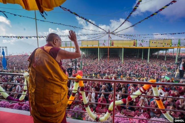 達賴喇嘛對在印度阿魯納恰爾邦（中國稱藏南）的達旺鎮聽講的五萬人揮手致意（2017年4月9日）