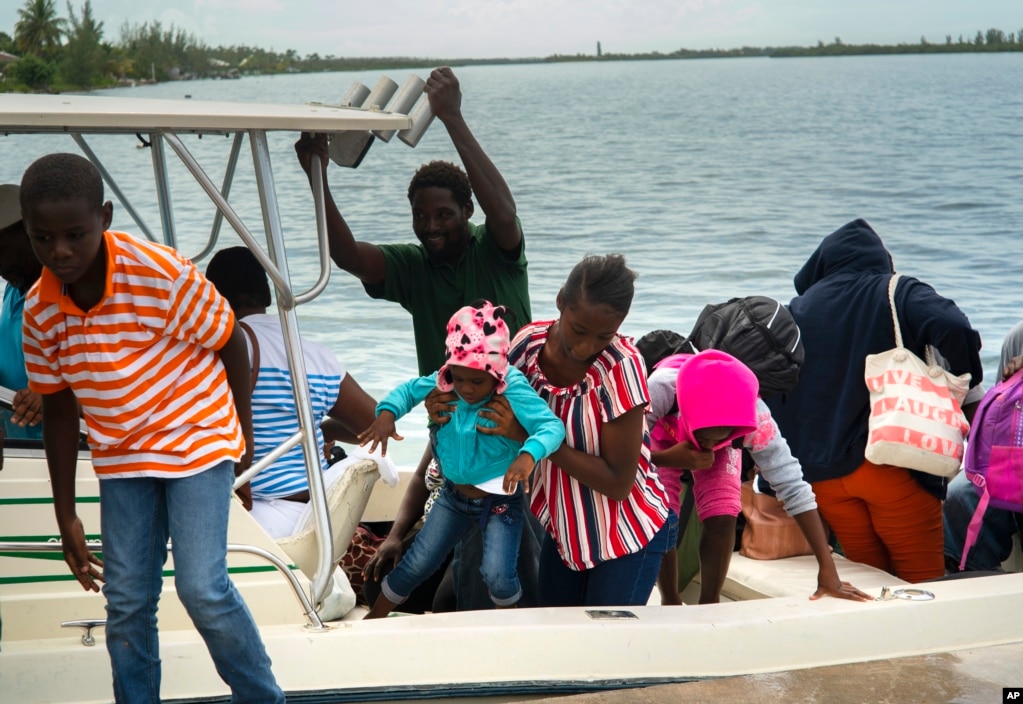 Residentes del Cayo Sweeting&#39;s en Grand Bahama, son evacuados a tierras más altas antes del paso del huracán Dorian por las islas.&nbsp; Agosto 31 de 2019. AP/Ramón Espinosa.