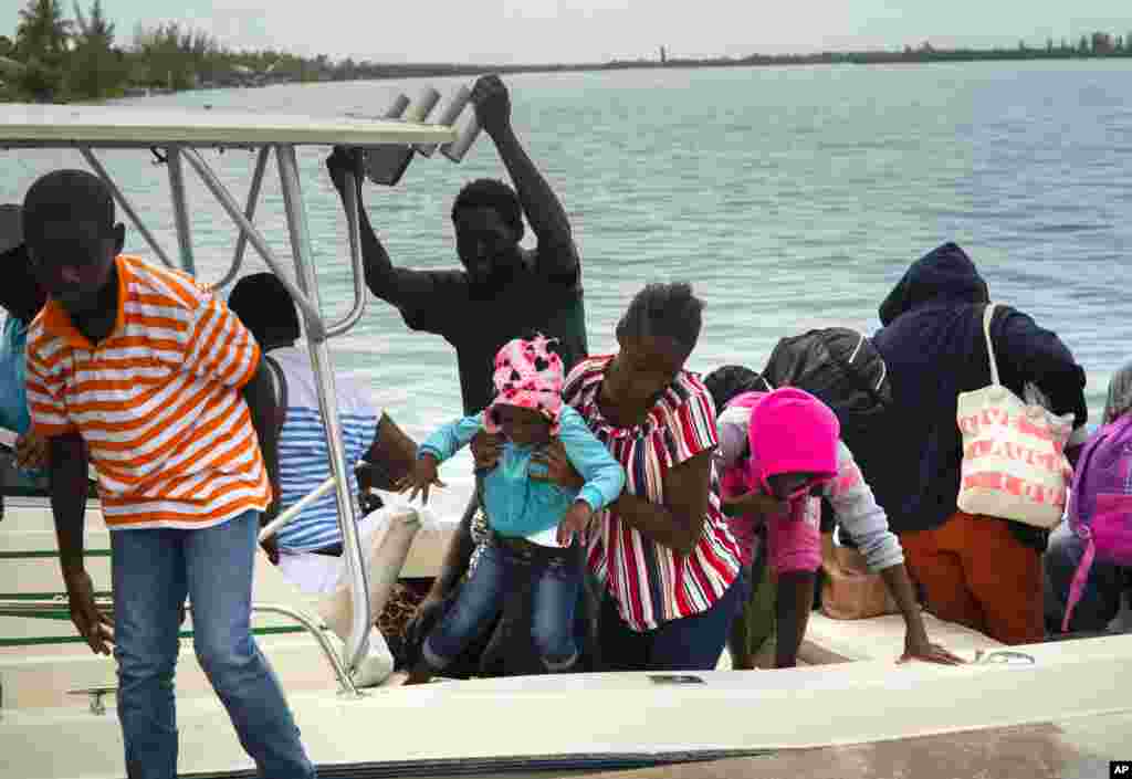 Residentes del Cayo Sweeting&#39;s en Grand Bahama, son evacuados a tierras más altas antes del paso del huracán Dorian por las islas.&nbsp; Agosto 31 de 2019. AP/Ramón Espinosa.