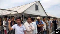 Migranti u izbegličkom kampu u Atini, snimak iz jula 2016.