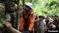Police work to rescue Sum Bora who was trapped between rocks for almost four days in Chakry mountain jungle, Battambang province. (Facebook)