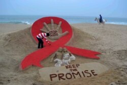 Survei di Yogyakarta dan NTT menemukan sejumlah fakta menarik. Dari 482 responden, mayoritas percaya mereka akan terhindar dari resiko tertular HIV/AIDS jika bersikap setia pada pasangan. (Foto: AFP/Asit Kumar)