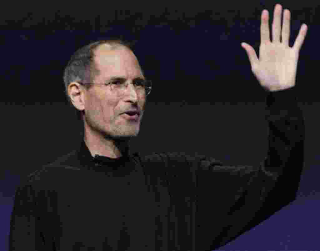 Steve Jobs renuncia a continuar como CEO de la compañía Apple que él mismo creó, y será reemplazado por Tim Cook.