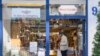 Un homme se tient dans un magasin de vin et de thé à Ludwigsburg, dans le sud de l'Allemagne, le 20 avril 2020. (Photo de THOMAS KIENZLE / AFP)