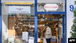 Un homme se tient dans un magasin de vin et de thé à Ludwigsburg, dans le sud de l'Allemagne, le 20 avril 2020. (Photo de THOMAS KIENZLE / AFP)