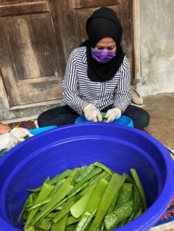 Proses pembuatan hand sanitizer di Rumah Sahat Farida di Depok, Jawa Barat. (Foto: Courtesy/Rumah Sahat)