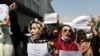 美國從阿富汗撤軍後, 女性上街抗議要求女權。