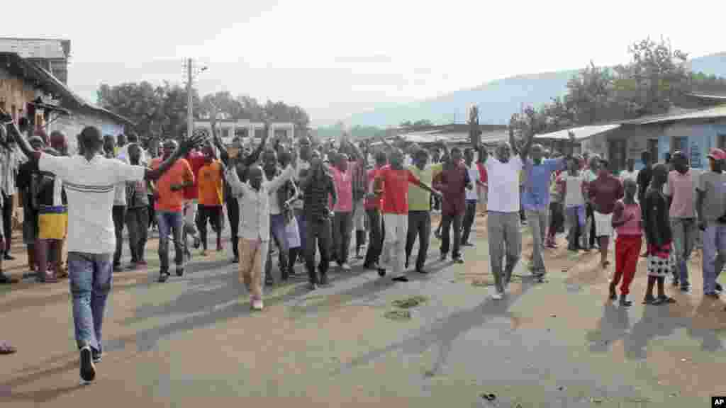 Des partisans de l&#39;opposition protestent dans la capitale Bujumbura, Burundi, lundi 27 avril 2015.