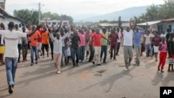 Wafuasi wa upinzani wakiandamana katika mji mkuu wa Bujumbura Burundi.