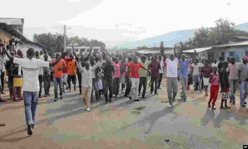 Des partisans de l'opposition protestent dans la capitale Bujumbura, Burundi, lundi 27 avril 2015.