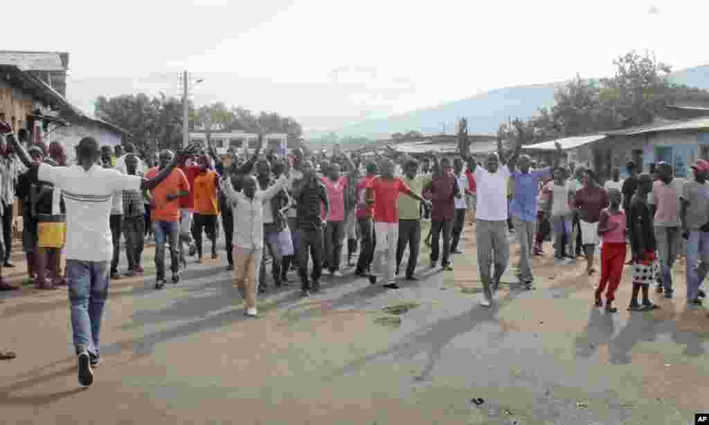 Des partisans de l&#39;opposition protestent dans la capitale Bujumbura, Burundi, lundi 27 avril 2015.