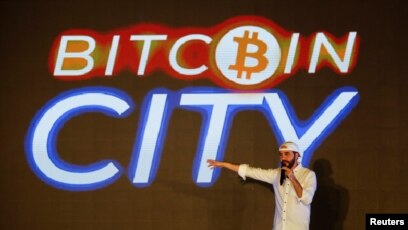 El presidente de El Salvador, Nayib Bukele, habla en la fiesta de clausura de la “Semana Bitcoin” donde anunció el plan para construir la primera “Ciudad Bitcoin” del mundo, en Teotepeque, El Salvador el 20 de noviembre de 2021.
