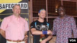 Onqobe kuZim Open Squash Championship uPotgieter esamukela inkezo yakhe eyinikezwa ngumpathintambo wezemidlalo uMnu. Hlongwane loMnu. Warren King omunye wabaphathise ngemali kulumcintiswano