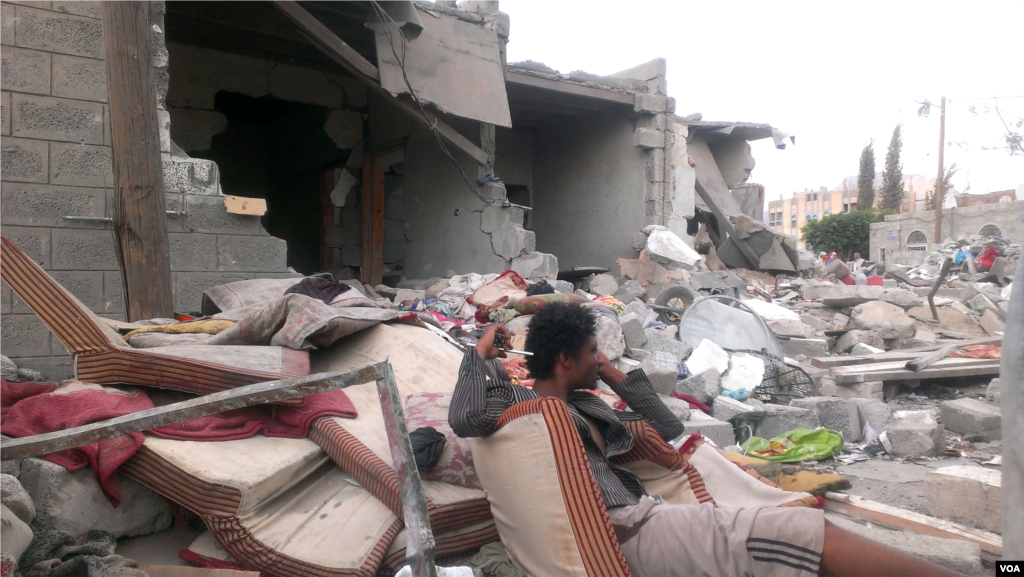 On the day after a July airstrike in Sana'a, Yemen, families mourn their lost relatives but say there is no way they have the resources to rebuild their homes, July 13, 2015. (Almigdad Mojalli/VOA)