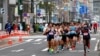 Para pelari mengikuti lomba lari setengah maraton dan lomba 10K, yang merupakan ajang uji coba lomba lari maraton Olimpiade Tokyo 2020 "Hokkaido-Sapporo Marathon Festival 2021" di tengah pandemi COVID-19 di Sapporo, Hokkaido, Jepang 5 Mei 2021. (REUTERS/Issei Kato)