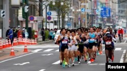 Para pelari mengikuti lomba lari setengah maraton dan lomba 10K, yang merupakan ajang uji coba lomba lari maraton Olimpiade Tokyo 2020 "Hokkaido-Sapporo Marathon Festival 2021" di tengah pandemi COVID-19 di Sapporo, Hokkaido, Jepang 5 Mei 2021. (REUTERS/Issei Kato)