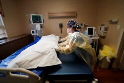 미국 루이지애나주 의료시설 관계자가 지난 8월 신종 코로나바이러스 감염증 관련 사망자의 시신을 수습하고 있다.