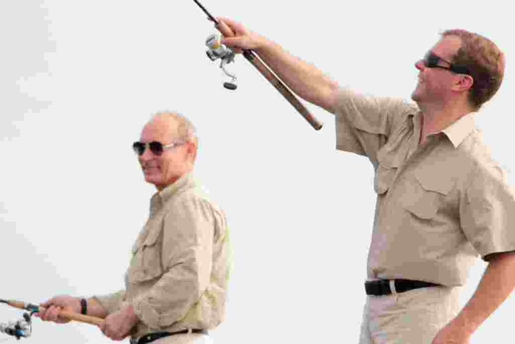 Dmitry Medvedev y el primer ministro de Rusia, Vladimir Putin, de pesca en el río Volga en Astracán Rusia.