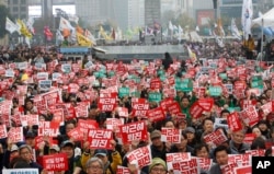 数以万计的人在韩国首都首尔市中心示威，要求总统朴槿惠辞职（2016年11月5日）