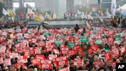 數以萬計的人在首爾示威要求朴槿惠辭職