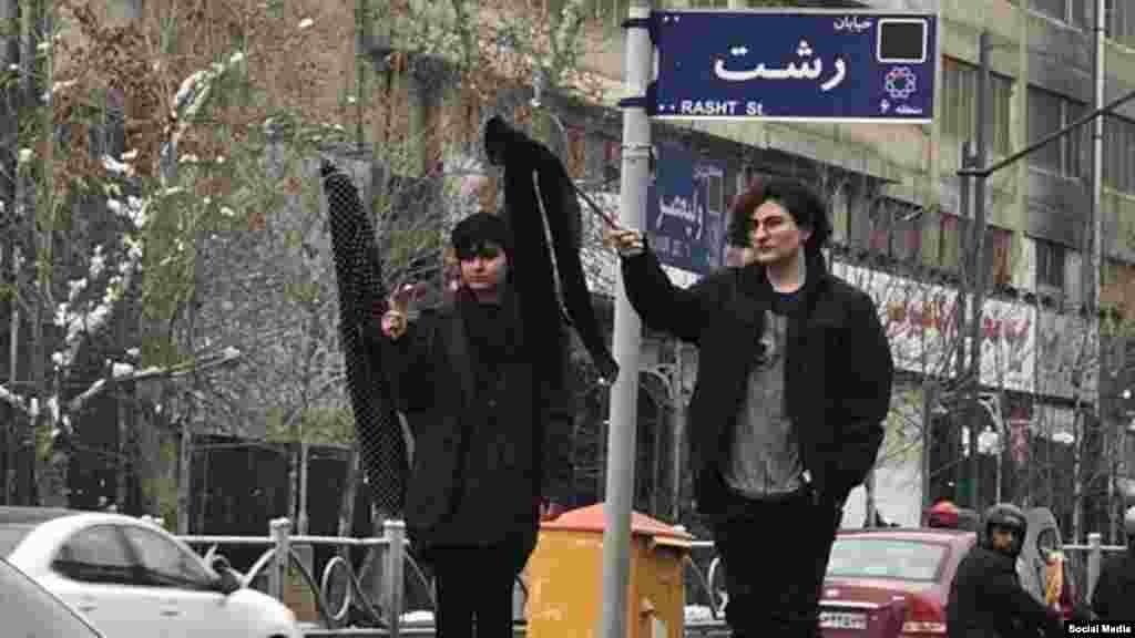  فشار بر معترضان به حجاب اجباری در ایران ادامه دارد و به تازگی قوه قضائیه اعلام کرده که پرونده&zwnj;ها را خارج از نوبت رسیدگی می&zwnj;کند. از دو سال پیش، زنان زیادی با برچوب کردن روسری ها، به حجاب اجباری معترض شده اند. تعدادی از آنها بازداشت و زندانی شده اند.&nbsp;