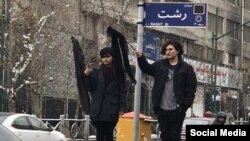 از دو سال پیش زنان و دختران جوان زیادی در ایران به اجباری بودن حجاب در ایران اعتراض کردند. 