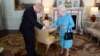 Ratu Elizabeth II (kanan) menerima Boris Johnson di Istana Buckingham, London, Rabu (24/7). 