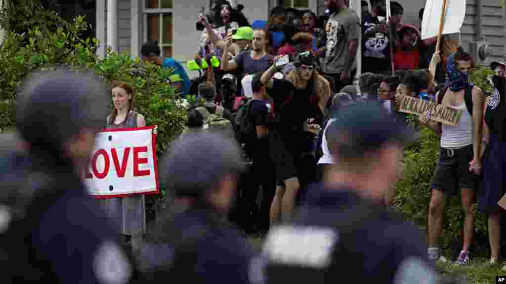 La police fait face aux manifestants à Baton Rouge, 10 juillet 2016.