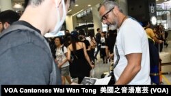 7-26香港國際機場反送中集會人士向入境旅客派發傳單 (攝影：美國之音湯惠芸)