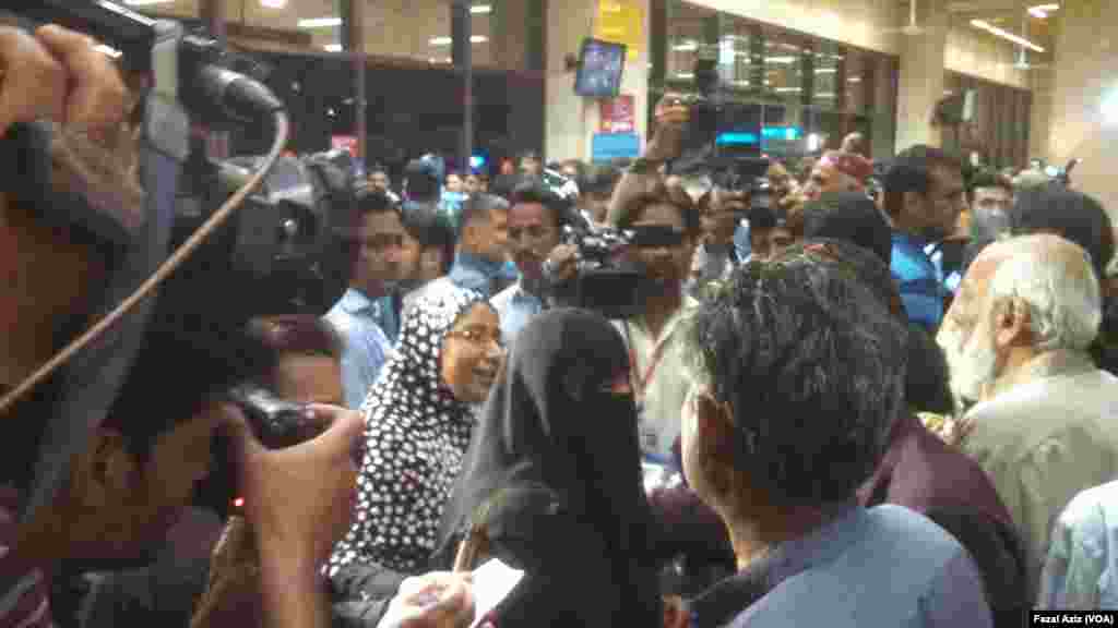 &nbsp;وطن واپس آنے والوں کا استقبال کرنے کے لیے بڑی تعداد میں ان کے عزیز و اقارب ایئرپورٹ پر موجود تھے۔