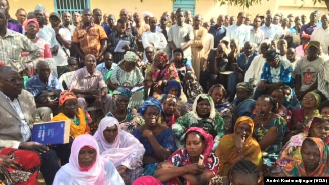 Les militantes et militants de la plate-forme syndicale revendicative en assemblée générale à la bourse de travail de N'Djamena, le 24 février 2018. (VOA/ André Kodmadjingar)