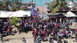 Video: Migrantes hacen fila en Puerto de Necoclí a la espera de escasos pasajes para embarcaciones